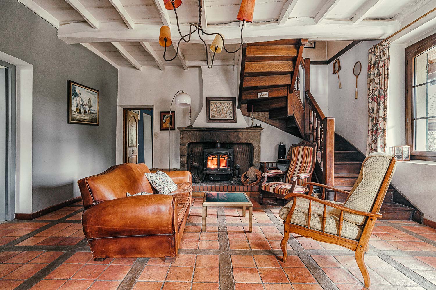 Scène intérieure conviviale aux couleurs chaudes, idéale pour illustrer le charme d’une maison de campagne.