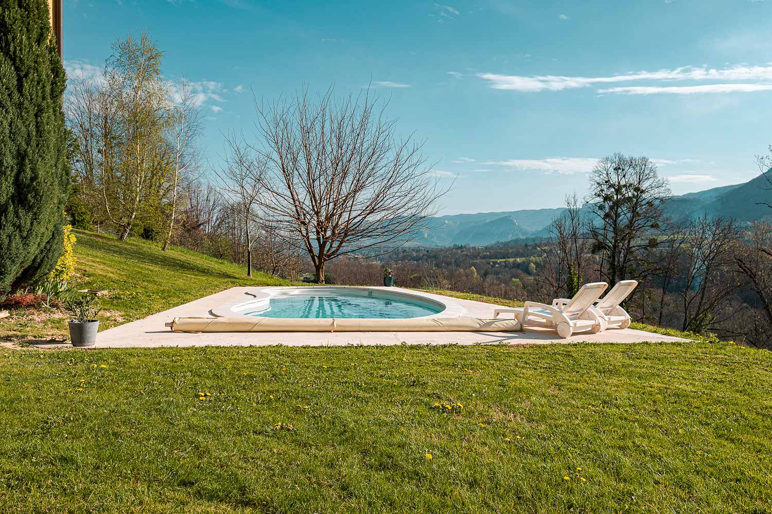 Photographie extérieure d’un bien avec piscine et dépendances, idéale pour illustrer un cadre de vie qualitatif.