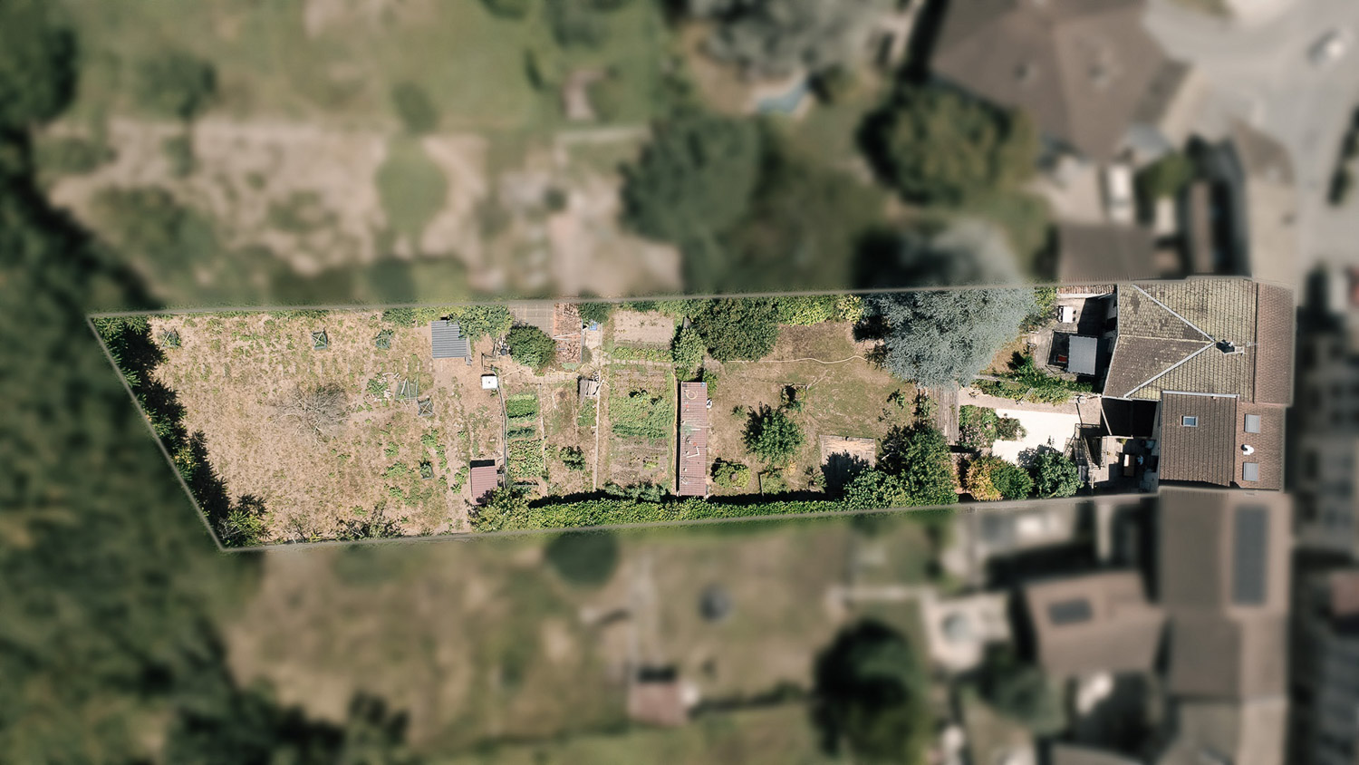 Vue aérienne valorisante du terrain et de son environnement, captée par drone pour une lecture globale du bien.