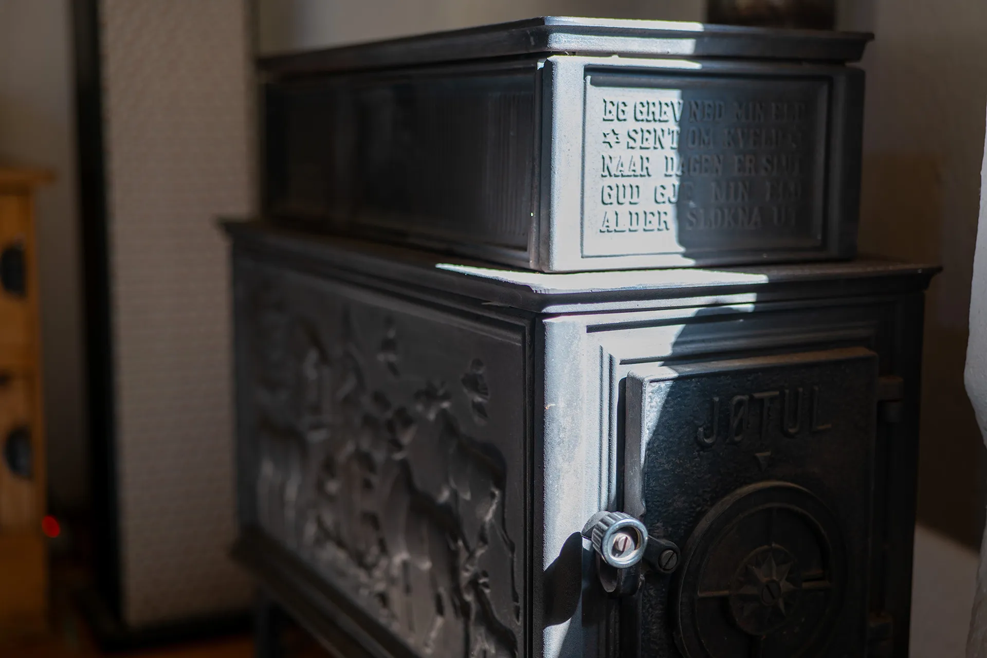 Détail d’un poêle ancien photographié pour valoriser un intérieur