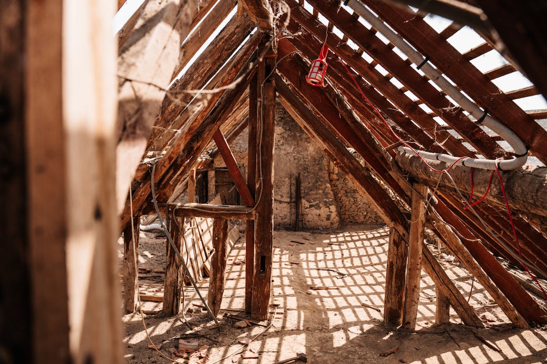 Charpente et combles d'une maison ancienne en cours de rénovation, solives apparentes