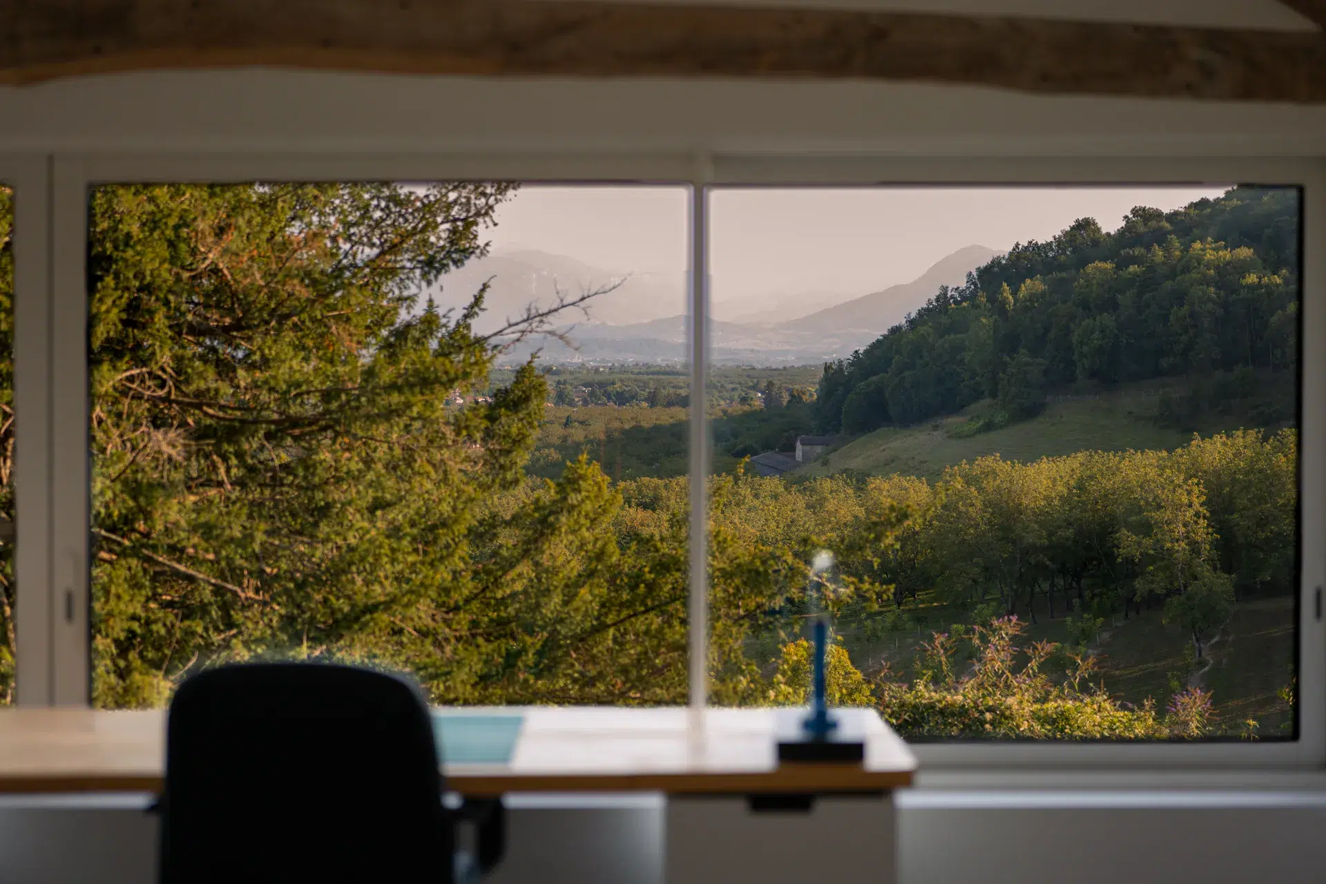 Vue depuis le bureau d'une maison de prestige à Chatte, Isère : baie panoramique sur le Vercors, vallée de l'Isère