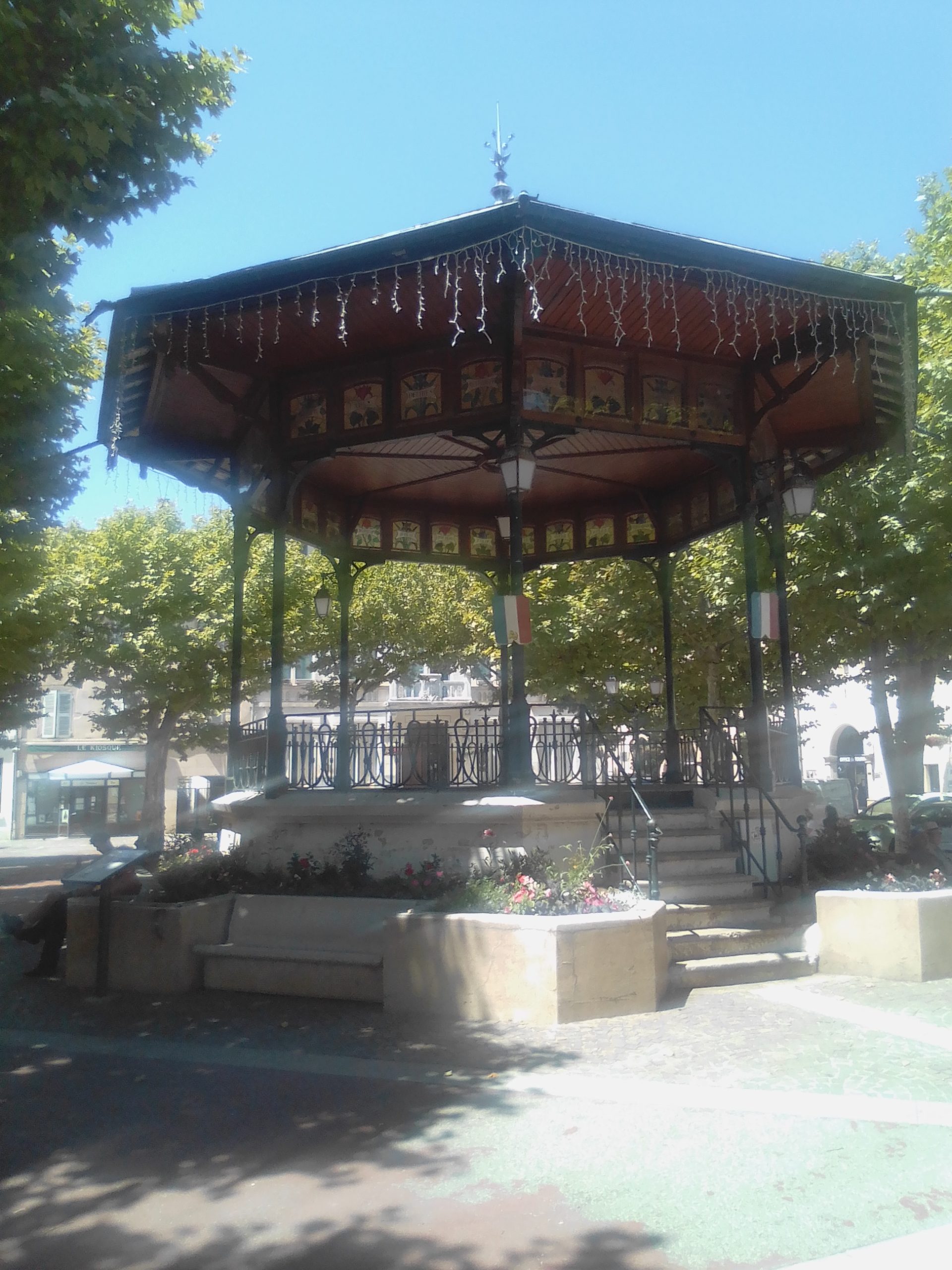 Le kiosque de la place principale de Saint-Marcellin, centre-ville de la commune iséroise