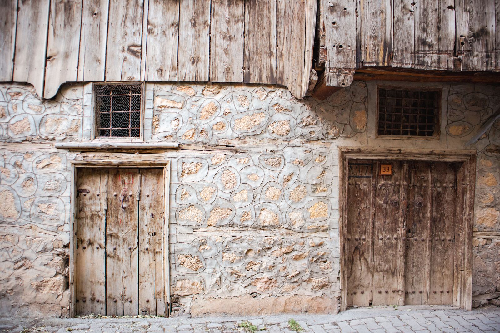 Maison ancienne en pierre dans un village, logement du bâti ancien